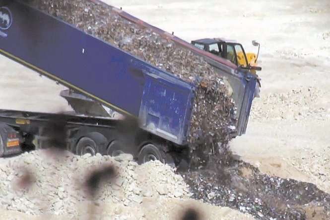 Tiry wysypujące w Strzyżowie śmieci nagrali dziennikarze TVN