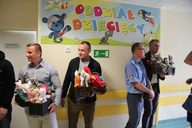 W czwartek skazani przekazali kolejną partię maskotek na oddział dziecięcy bialskiego szpitala