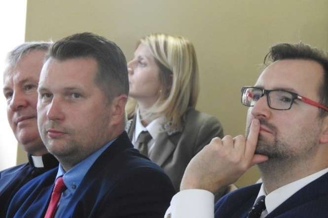Uczestnicy konferencji: od lewej ks. Tadeusz Guz, Przemysław Czarnek, Sławomir Mazurek<br />
