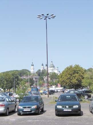 Nasz Czytelnik obawia się, że ta imponująca rozmiarami latarnia może runąć przechodniom na głowy