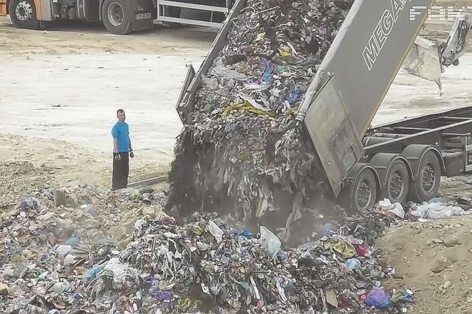 Ciężarówki wysypujące śmieci sfilmowali dziennikarze TVN. W ciągu jednego dnia w Strzyżowie naliczyli nawet 13 tirów z odpadkami