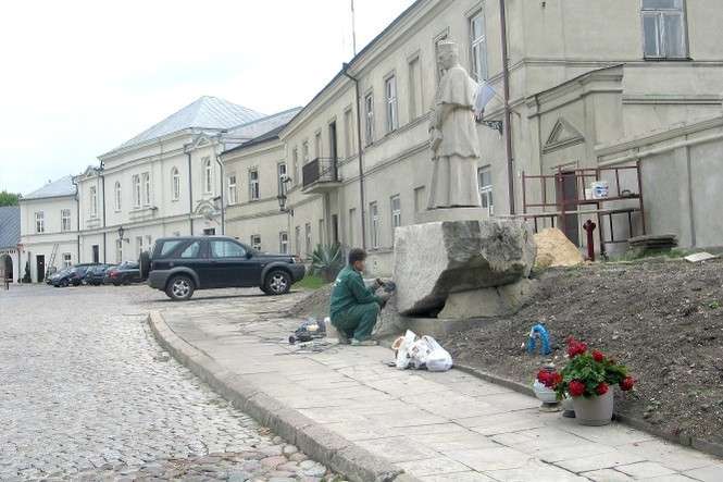 Po dokończeniu konserwacji pomnika kardynała Wyszyńskiego pojawią się tam nowe nasadzenia drzew i krzewów<br />
