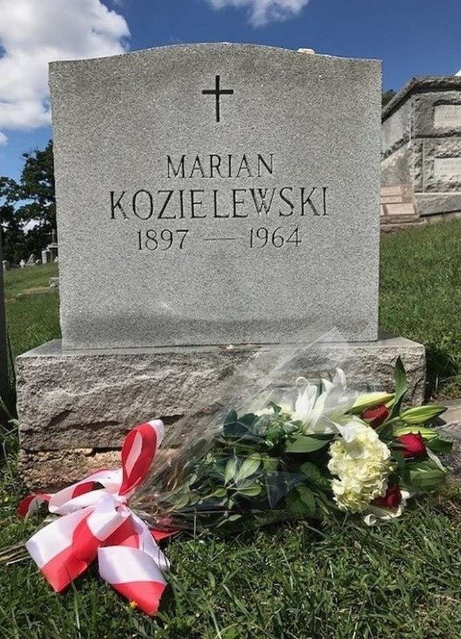 W imieniu przebywającego w Polsce attache obrony generała Cezarego Wiśniewskiego kwiaty złożył pułkownik Michał Sprengel