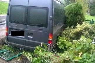 18-latek wjechał busem do przydomowego ogródka