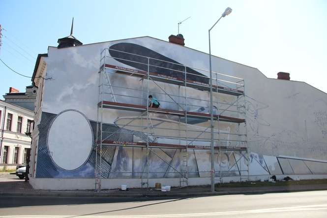 Autorka maluje już swój mural w Białej Podlaskiej/ fot.EB