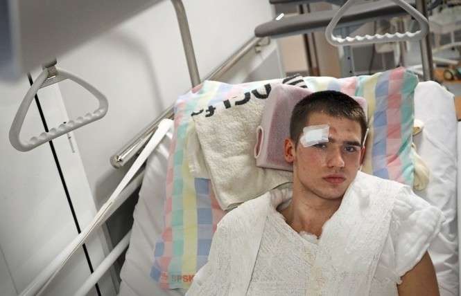 21-letni Adrian Z. po północy trafił do szpital przy Jaczewskiego ze złamaniem ręki, oznakami duszenia, obrzękiem mózgu i z luką w pamięci