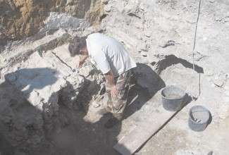 Mariusz Bubicz z benedyktyńską cierpliwością w szczeliny i pęknięcia kamieni wstrzykuje roztwory żywicy. Po tych zabiegach tworzące mury kamienie nie kruszeją, ani się nie odspajają