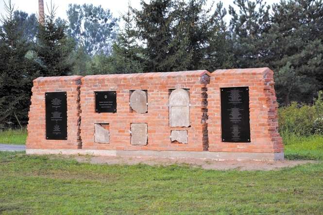 Mur stanął w sąsiedztwie żydowskiego cmentarza w Kurowie. Upamiętnienie sfinansowano ze środków Stowarzyszenia Żydowski Instytut Historyczny w Polsce i Gminy Kurów<br />
