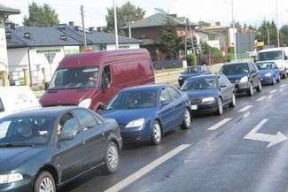 Chełm marzy o obwodnicy. W ciągu roku w ramach ruchu transgranicznego przez miasto przejeżdża około 1,2 mln samochodów osobowych oraz 300–400 tys. ciężarowych. Do tego należy doliczyć ruch lokalny. Na zdjęciu najbardziej obciążona ul. Rejowiecka