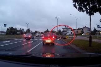 Samochód uderzony przez inne auto wjeżdża w pieszych na przejściu [WIDEO]