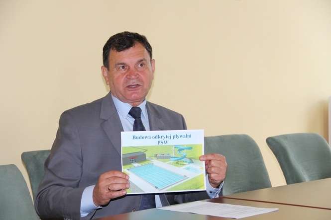  Rektor prof. Józef Bergier zapowiada budowę odkrytej pływalni/ fot.EB