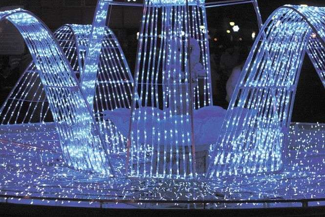 Jednym ze stałych elementów świątecznej iluminacji jest ozdobienie fontann na placu Chopina i Skwerze Niepodległości
