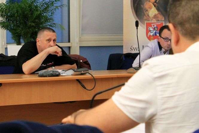 Tomasz Kraszewski (z lewej) stwierdził, że jest zbulwersowany wypowiedzią Pawła Maja (siedzi tyłem), który skrytykował jego interpelację w sprawie warunków przechowywania zbiorów z Zachty