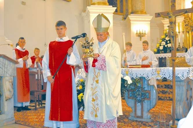 Do chełmskiej bazyliki relikwię wprowadził metropolita lwowski, ksiądz abp Mieczysław Mokrzycki<br />
