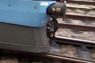 Mężczyzna siedział na torach. Maszynista nie zdążył wyhamować