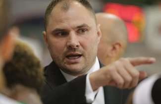 Trener Wojciech Szawarski i jego zawodniczki szykują się do starcia z liderem z Bydgoszczy