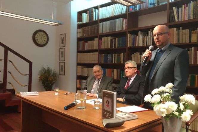 Profesor Jerzy Doroszewski (z lewej), dr Ireneusz Sadurski (w środku) i z-ca dyrektora WBP w Lublinie - dr Grzegorz Figiel podczas promocji książki. 
