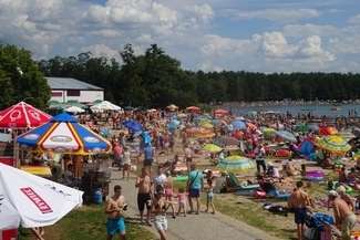 Okuninka nad jeziorem Białym co roku w wakacje przeżywa oblężenie