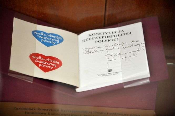 Egzemplarz Konstytucji podpisany przez Bronisława Komorowskiego i Jarosława Kaczyńskiego podczas telewizyjnej debaty prezydenckiej 2 lipca 2010, eksponowany w gmachu Sejmu<br />

