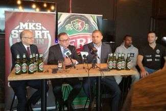 Od lewej prezydent Lublina Krzysztof Żuk, dyrektor generalny Perła Browary Lubelskie SA Andrzej Rutkowski i prezes TBV Startu Lublin Arkadiusz Pelczar