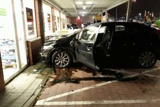 Lublin: Wjechała w Biedronkę. "Pomyliłam pedały" [zdjęcia]