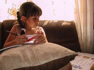 Nadmierne obciążanie pracami domowymi może skutkować spadkiem możliwości edukacyjnych uczniów