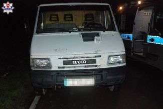 54-latek leżał na drodze, przejechał po nim samochód. Mężczyzna zmarł 