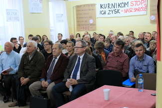 Mieszkańcy Śniadówki położonej blisko granicy gmin Baranów i Żyrzyn, na budowę fermy się nie zgadzają. W niedzielę licznie stawili się na zebraniu, by zademonstrować swoje zdanie w tej sprawie