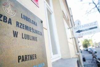 Fałszowanie dokumentów i wyłudzenie miliona dotacji. Policjanci czekali na prezesa na lotnisku