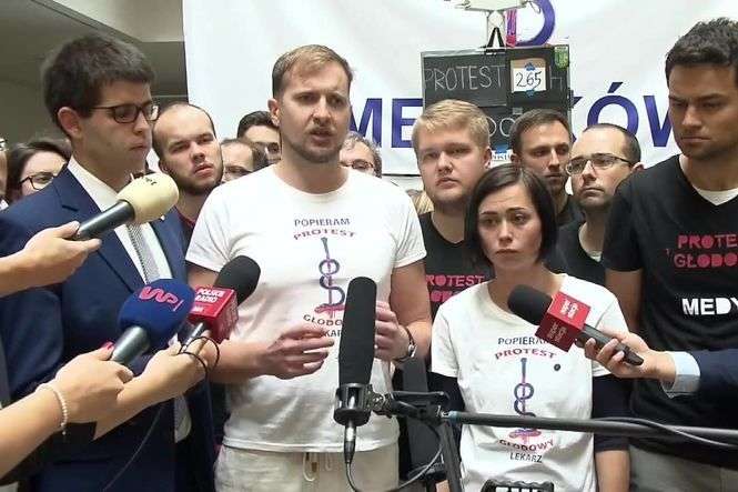 W Dziecięcym Szpitalu Klinicznym w Warszawie, gdzie ponad 20 lekarzy rezydentów kolejny dzień prowadzi protest głodowy, odbyło się wyjazdowe posiedzenie sejmowej komisji zdrowia. Rezydenci zastrzegli, że wezmą w nim udział tylko jako obserwatorzy