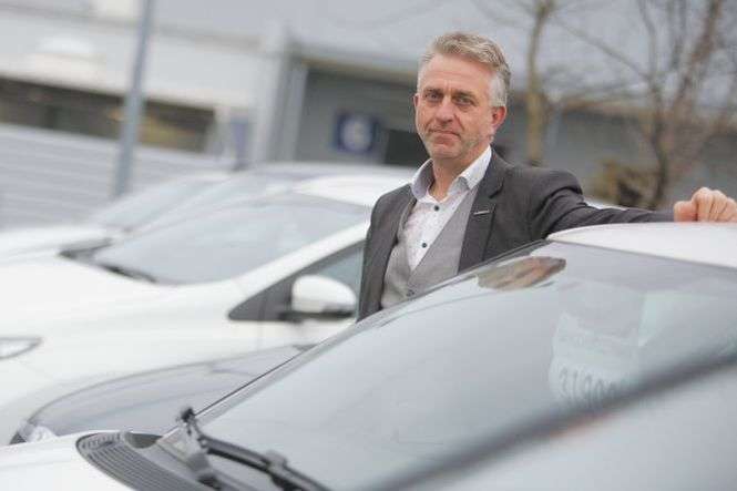 Warto wyłożyć 200-300 zł przed kupnem używanego samochodu i sprawdzić go w autoryzowanym serwisie – mówi Krzysztof Mazurek