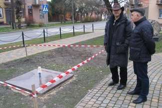 Rzeźbiarz Andrzej Pityński i Jacek Woźniak, sekretarz Towarzystwa Jana Karskiego
