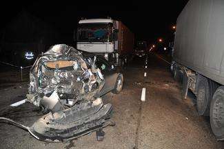 Wypadek w Wilkołazie. Auto zderzyło się z tirami [zdjęcia]