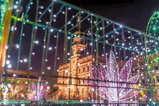 Ogród o powierzchni 2400 mkw. składający się z 200 tys. punktów świetlnych rozbrzmiewać będzie m.in. Walcem nr II Dmitrija Szostakowicza czy Mazurkiem Sztucznych Ogni Georga Friedricha Haendla