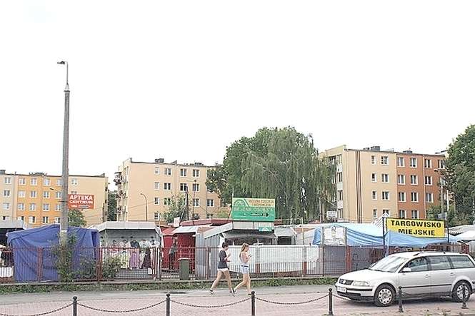 Targowisko przy ul. Balladyny zostało zlikwidowane, a kupcy przeniesieni na targ niedaleko FŁT. Obecnie działka przy ul. Balladyny jest wystawiona na sprzedaż.  
