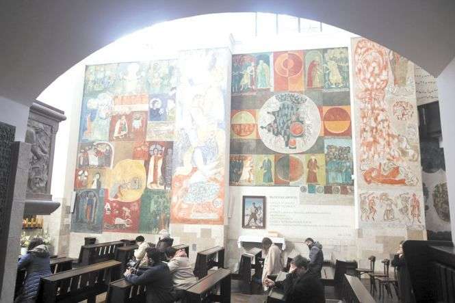 Malowidła w Kościele Akademickim powstały w latach 1963-65 pod kierownictwem Eugeniusza Muchy. Nawiązują do encykliki „Pacem in terris” św. Jana XXIII i są prawdopodobnie jedynym w Europie przełożeniem jego nauczania na sztukę