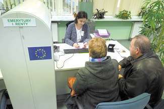 Średnia emerytura kobiety to 1582 złote, mężczyzny -  2531 złotych
