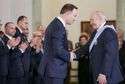 Andrzej Duda dekoruje Andrzeja Pityńskiego Orderem Orła Białego