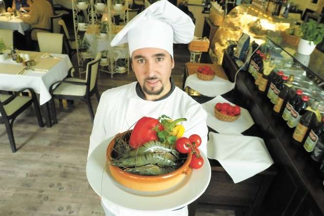 Miguel Ángel González Bravo, hiszpański szef z Andaluzji poprowadzi we wtorek, 21 listopada, w Studiu Kulinarnym Sokowirówka w Poniatowej warsztaty „Owoce morza”. Dziś zdradza część sekretów i przepisów<br />
