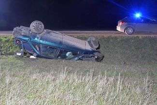 Audi wypadło z drogi i dachowało. Pasażerowie ranni, kierowca pijany