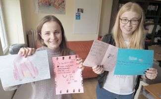 Jeśli jakieś dziecko nie wie, co konkretnie chciałoby dostać i nie wie, co narysować to podpytujemy czym się interesuje – mówią wolontariuszki Caritas Archidiecezji Lubelskiej: Dominika Łukaszuki  (na zdjęciu z prawej) i Joanna Bańczewska