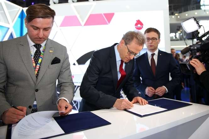 Karol Zarajczyk (z lewej) oraz Wojciech Wardacki podpisują list intencyjny o współpracy pomiędzy Ursusem i Grupą Azoty