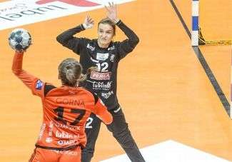 W akcji dwie reprezentantki Polski. Rzuca Adrianna Górna z Zagłębia Lubin, broni Weronika Gawlik z MKS Perły Lublin