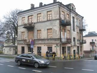 Widoczne odspojenia tynku, grożące zawaleniem kominy - to obraz kamienicy przy ul. Szkolnej 15