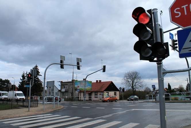 Nowa sygnalizacja na kłopotliwym, niesymetrycznym skrzyżowaniu w Górze Puławskiej została dzisiaj włączona, co znacznie poprawiło bezpieczeństwo zarówno kierowców, jak i pieszych