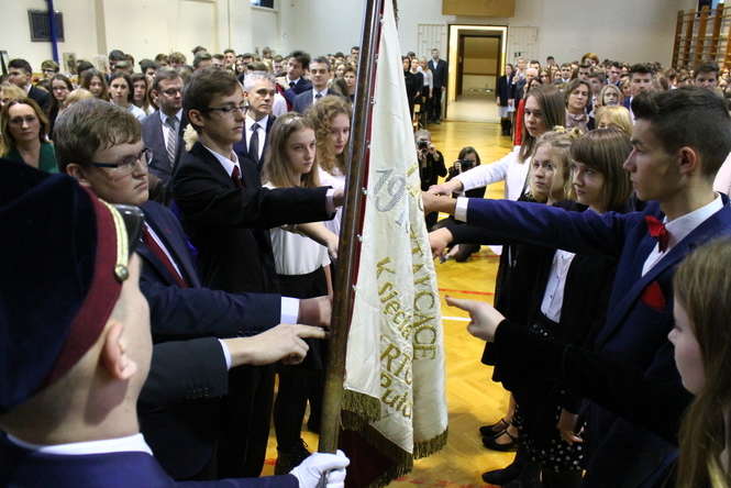 W ramach uroczystości uczniowie złożyli ślubowanie na szkolny sztandar 