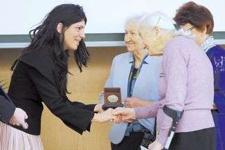 Medal „Sprawiedliwy wśród narodów świata”pośmiertnie przyznano także Feliksie i Stanisławowi Gajdom. Odbierają go córki bohaterskich małżonków: Sabina Kustra, Barbara Mróz i Danuta Rokita. Medale wręczała Hadass Nisan, attache kulturalna Ambasady Izraela w Polsce