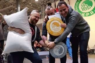 Od lewej piwowarzy Jarek Ośka i Michał Pater, a także właściciel browaru Bartłomiej Czarnomski