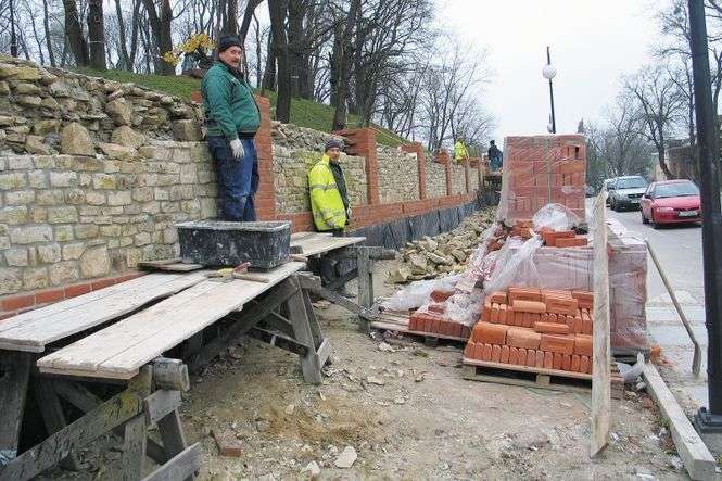 Odbudowywany mur ma być gotowy w końcu listopada