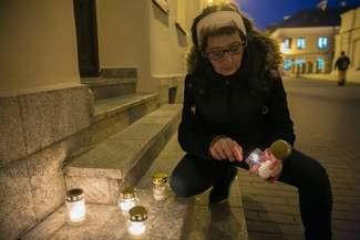 Emerytki zapaliły znicze przed biurem senatora PiS. Dostały wezwanie na policję